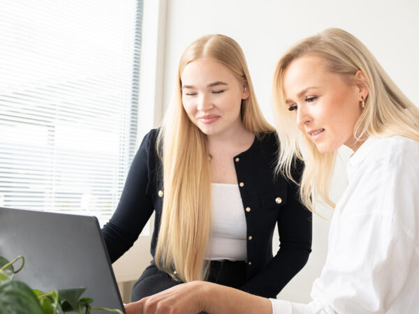 Miten käännöstoimisto voi auttaa monikielisen verkkosivuston luomisessa?